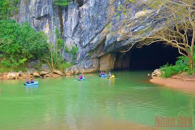 Khám phá chiều sâu bí ẩn động Phong Nha bằng kayak vào ban đêm