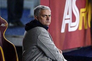 Mỗi ngày Mourinho lại lùi sâu hơn vào sự tuyệt vọng