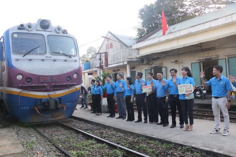 Những chuyến tàu, chuyến bay nghĩa tình đưa người lao động về quê đón Tết